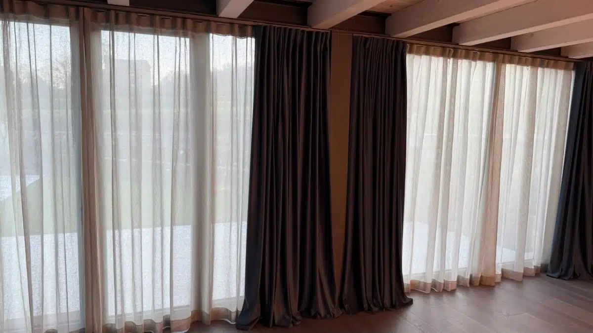 Tendaggi acustici sulle pareti a vetro di una sala cinema privata, Ultra Experience